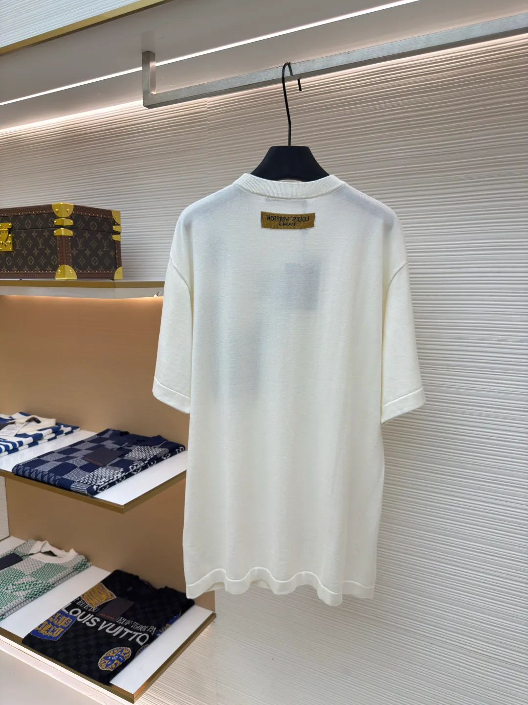 LOUIS VUITTON woolen childlike paper airplane wool short sleeves ●Authentic product: purchased and developed by 7249 ●Item number: 1680219-A55 ●Fabric: wool fabric ●Technology: woolen jacquard ●Version: fitted version ●Weight: about 300 grams ●Size: It feels soft to the touch and does not irritate the skin. It uses the most advanced deodorizing aromatherapy and soft special washing methods to make the garments smooth and odor-free. Four quality inspections are used to produce the perfect product. The overall wiring is straight and delicate, the fabric is comfortable and soft, and the color is consistent without color difference. It can be matched with the same style to create a fashionable look and control various occasions. Customized accessories, complete three standards, same style for men and women!